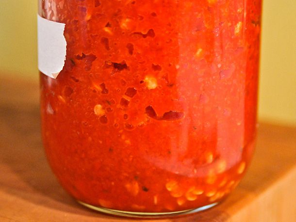 一罐发酵的辣椒。