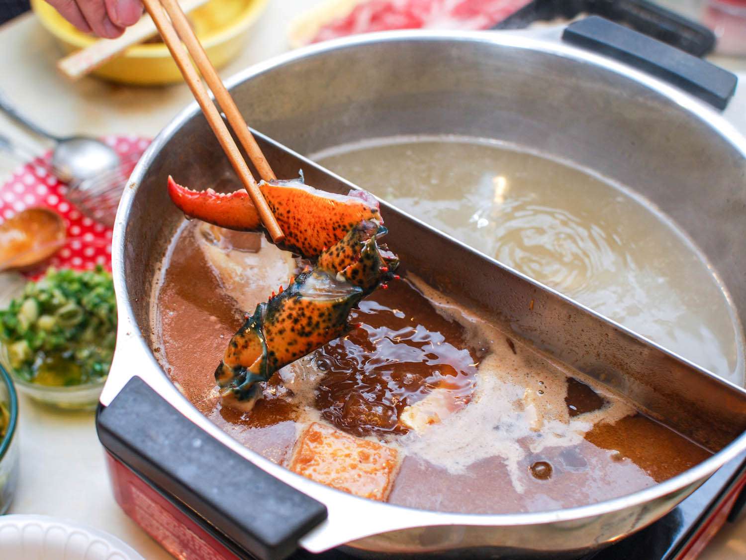 在中国的火锅盛宴上，龙虾在汤锅里煮。gydF4y2Ba