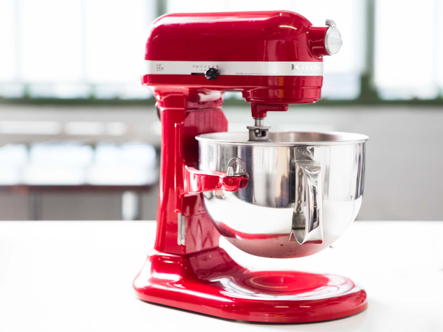 一个红色的KitchenAid碗式升降台式搅拌机