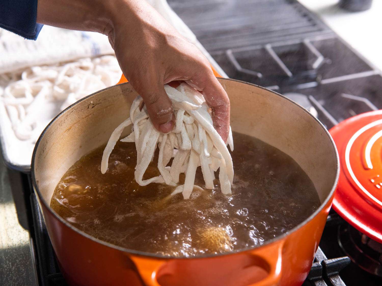 将生面条加入汤中做椰肉汤。