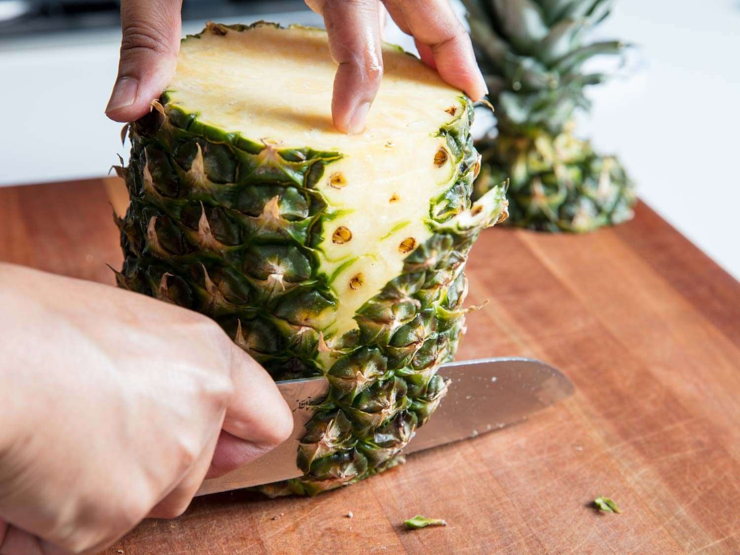 切掉菠萝两边的刀。