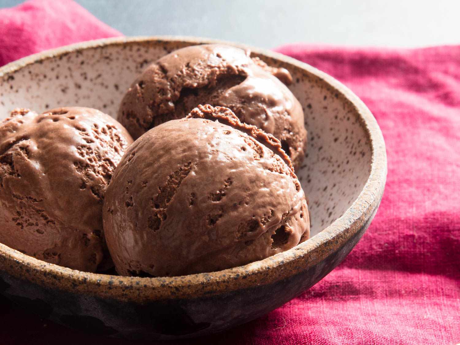 碗巧克力no-churn冰淇淋一个红色的毛巾。