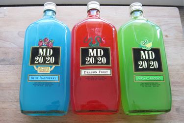 三瓶MD 20/20放在一起:蓝覆盆子、火龙果和猕猴桃柠檬。