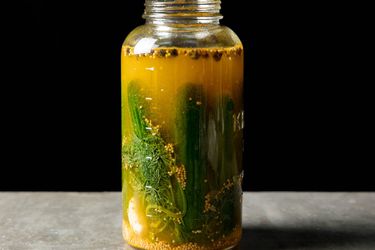 打开一罐盐水腌黄瓜，从侧面看。