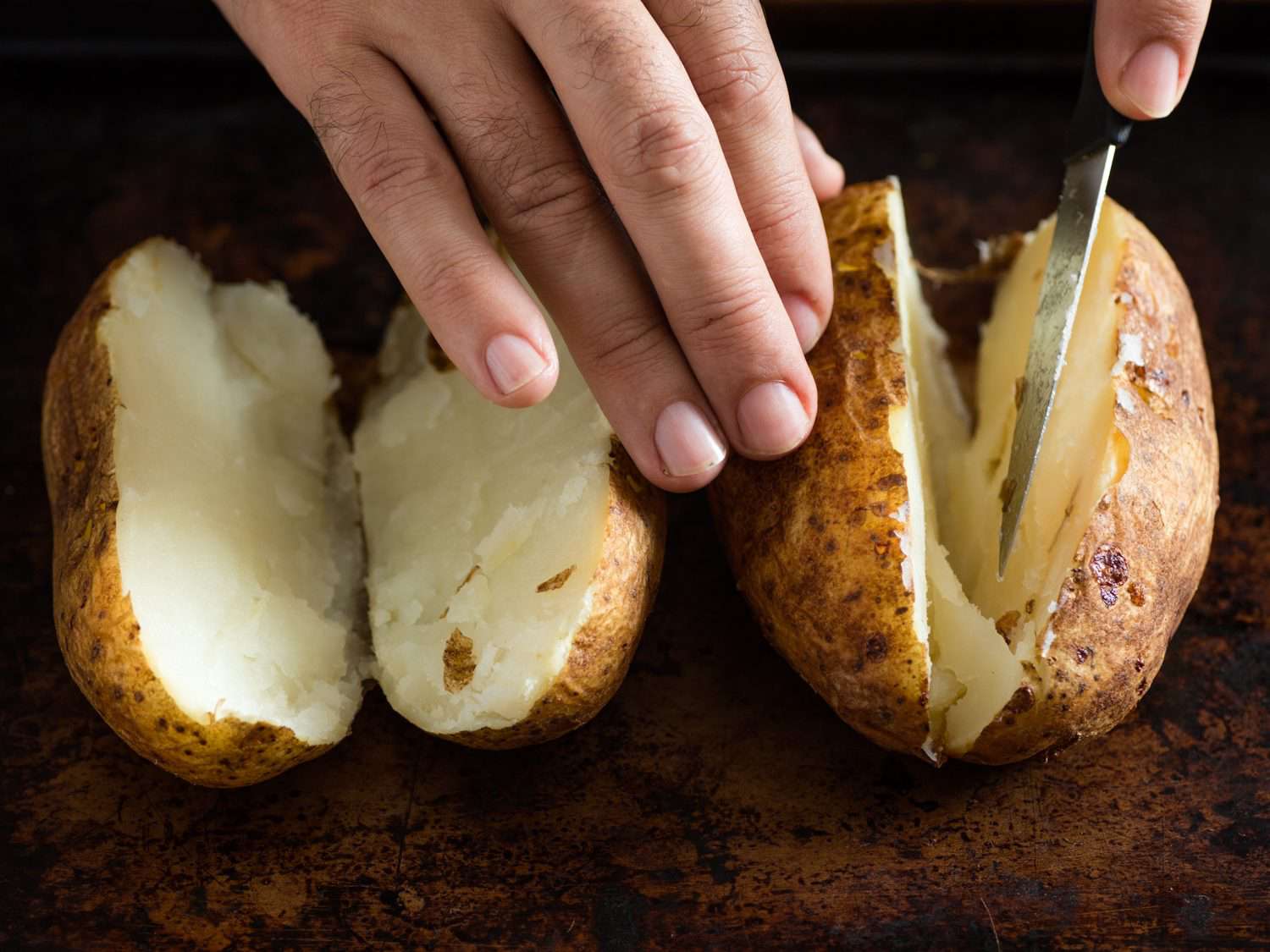 用配对刀把两个土豆切成两半。