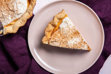 片南瓜雪纺蛋糕盘子next to pie plate with pumpkin chiffon pie