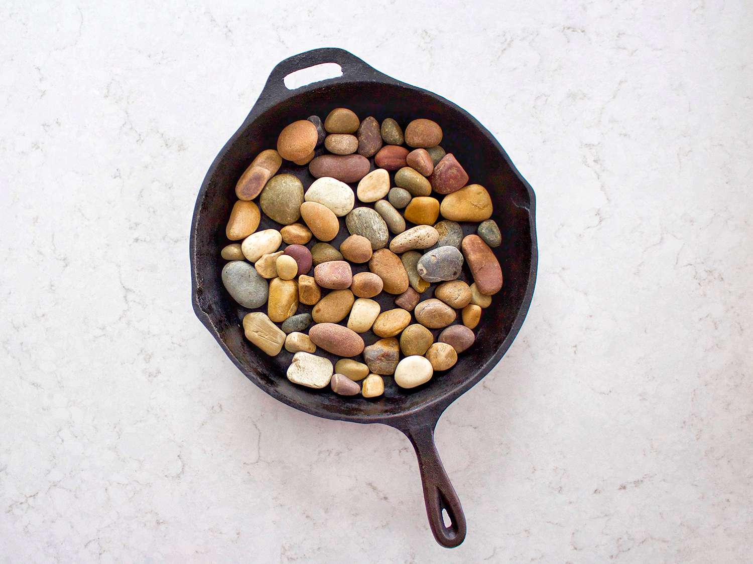 河中的岩石排列在铸铁锅上。