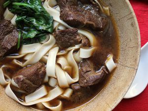 一碗美味的自制的台湾牛肉面汤