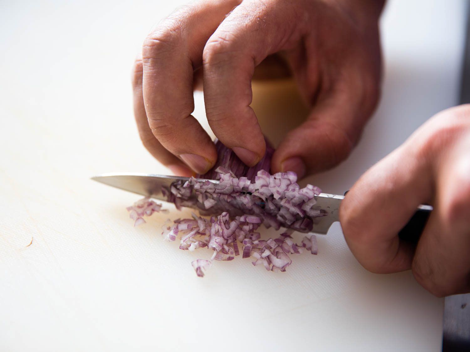 切红葱头的削皮刀。