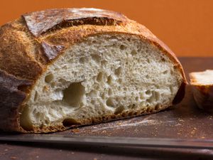 特写切条简单的易怒的白面包。