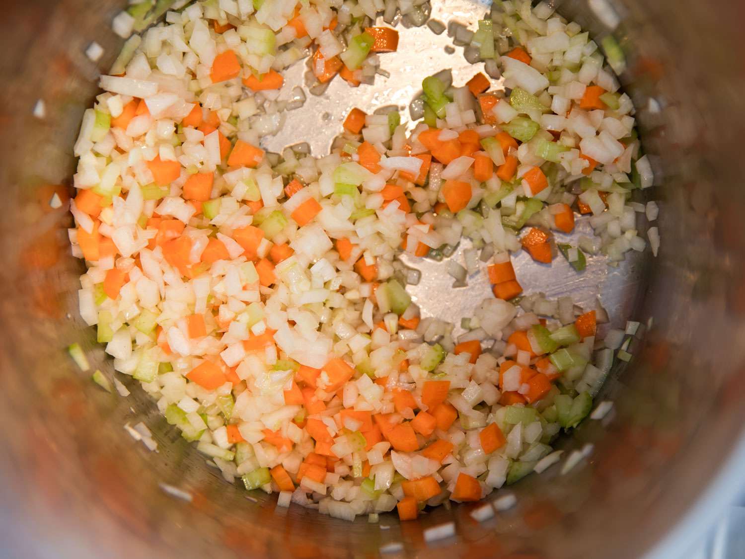 把洋葱丁、芹菜丁和胡萝卜丁放在汤锅底部。gydF4y2Ba