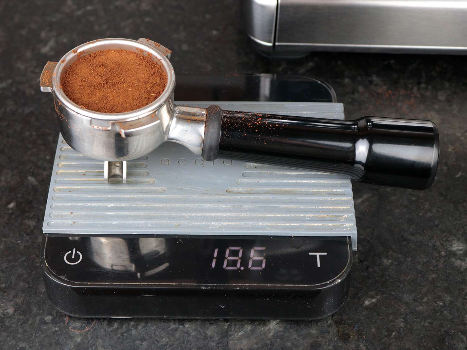 portafilter取决于规模显示多少咖啡是夯实过滤器篮子里
