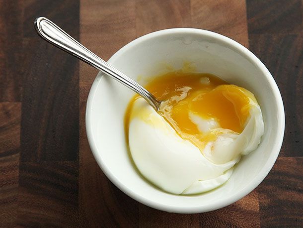 真空荷包蛋在碗液体蛋黄暴露出来