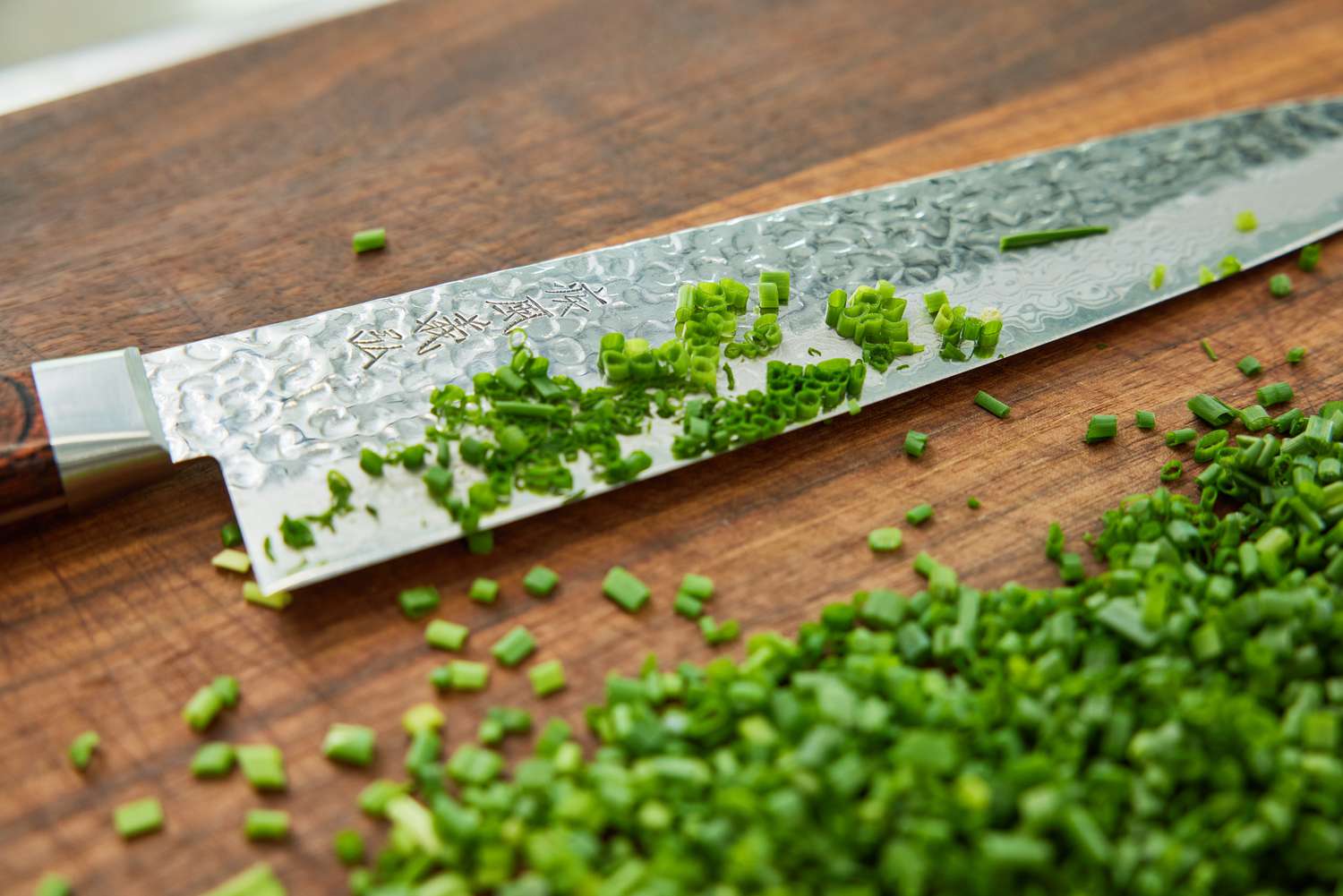 切韭菜后，砧板上的日式厨师刀