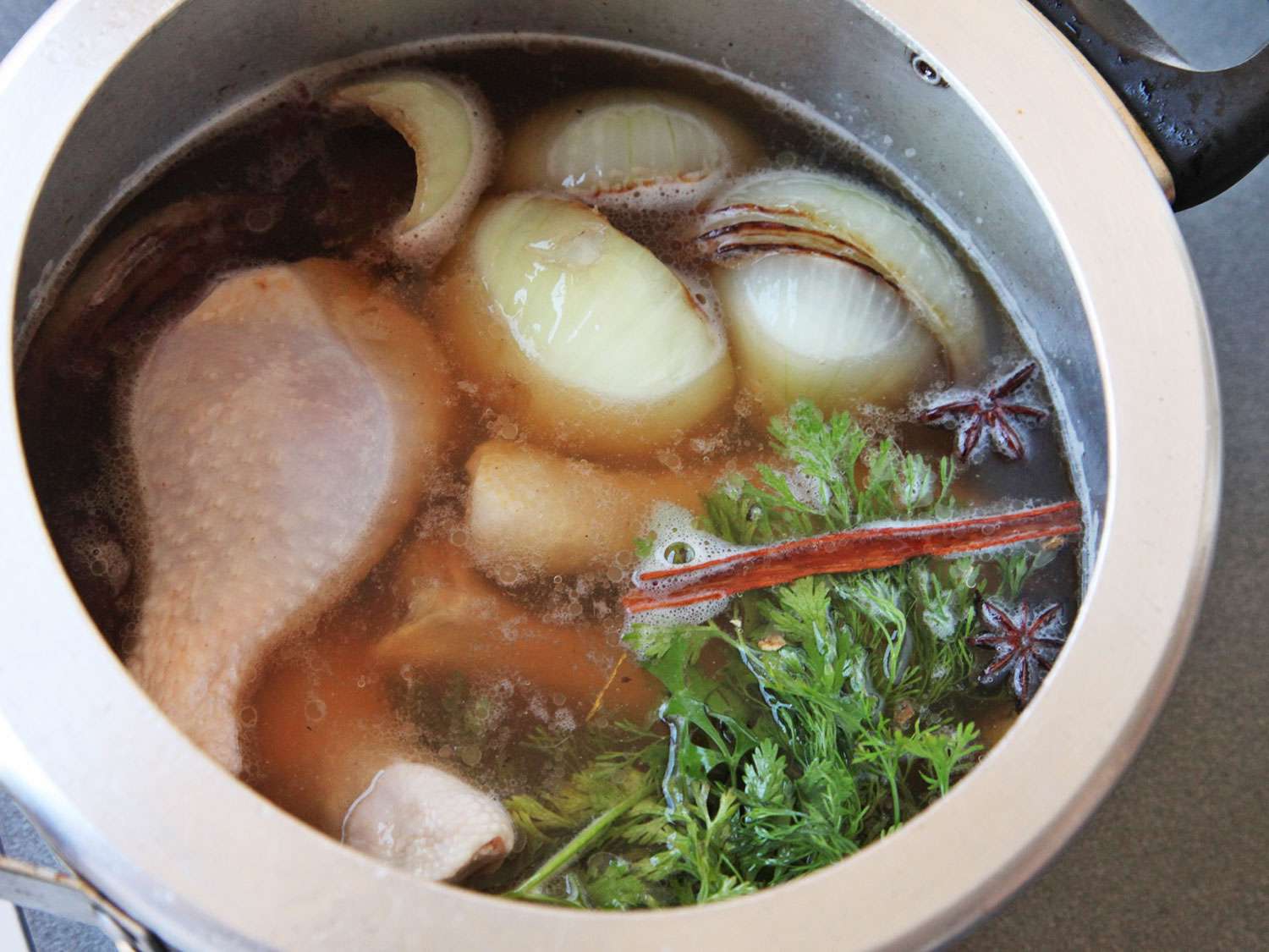 在高压锅中加入水，鸡肉和剩下的调味料。