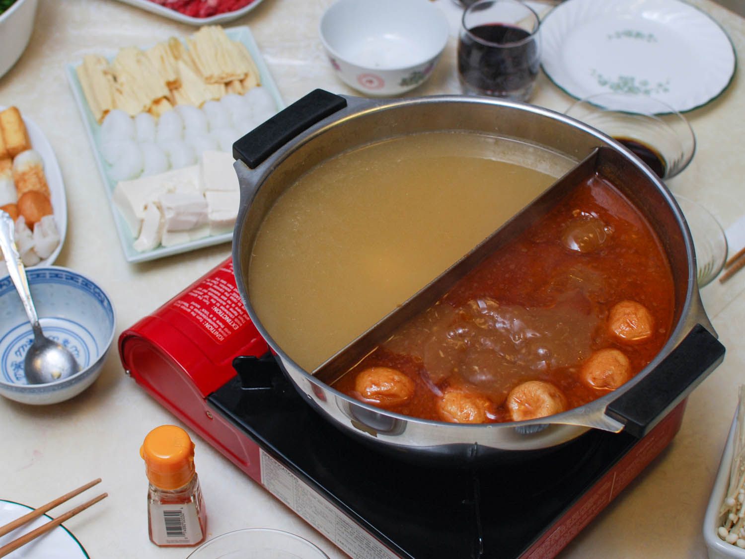 中国火锅里面有两种不同的汤。gydF4y2Ba