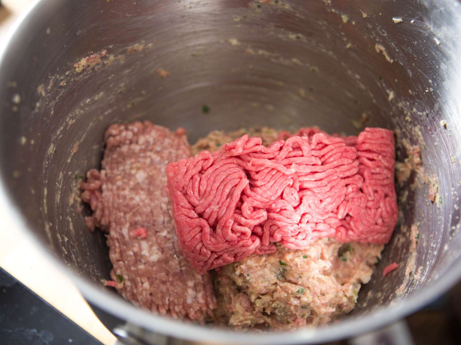 将剩余的碎肉加入乳化肉和调味料混合制成肉丸。