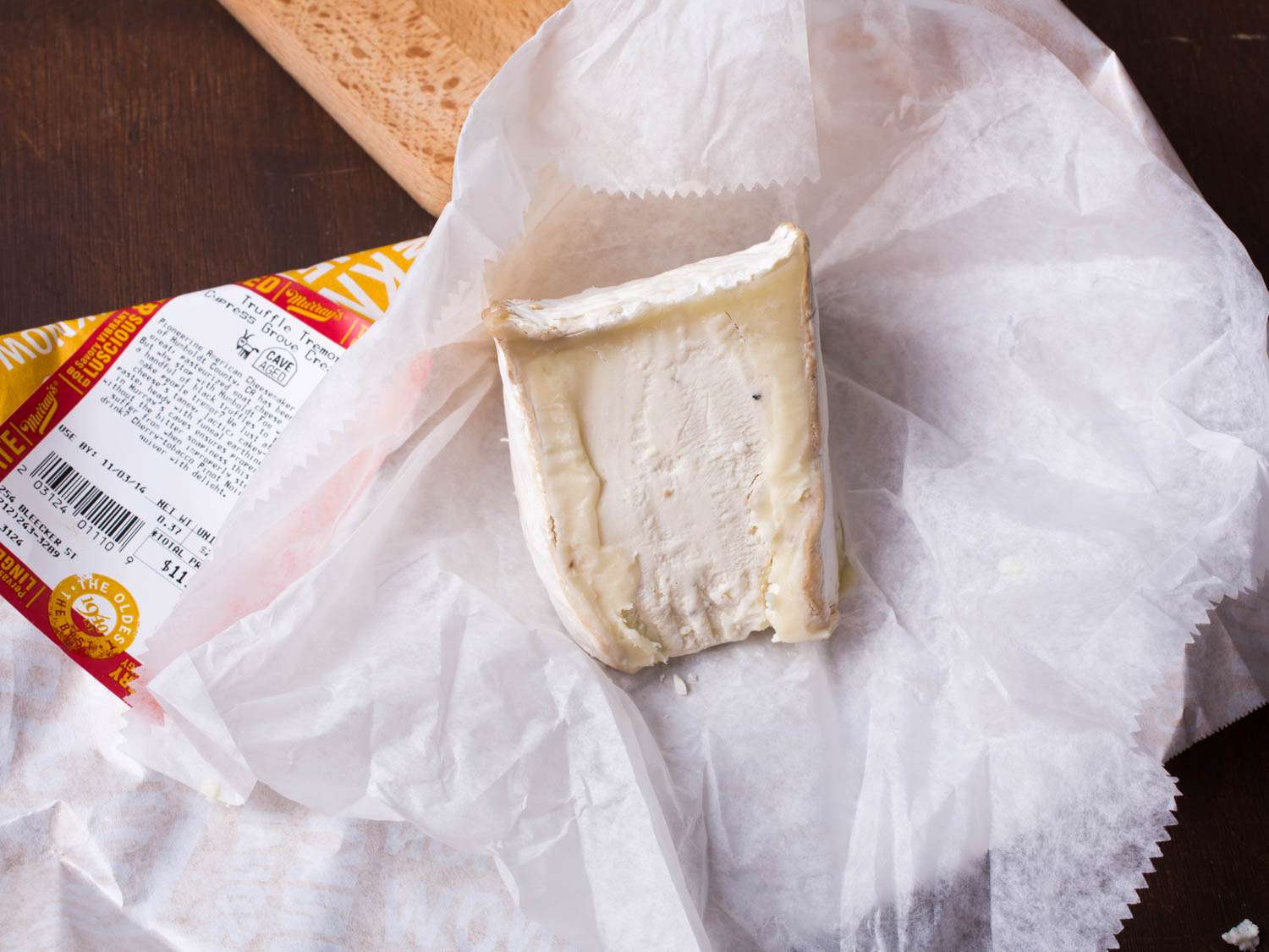 奶酪纸上的一块楔形奶油奶酪。