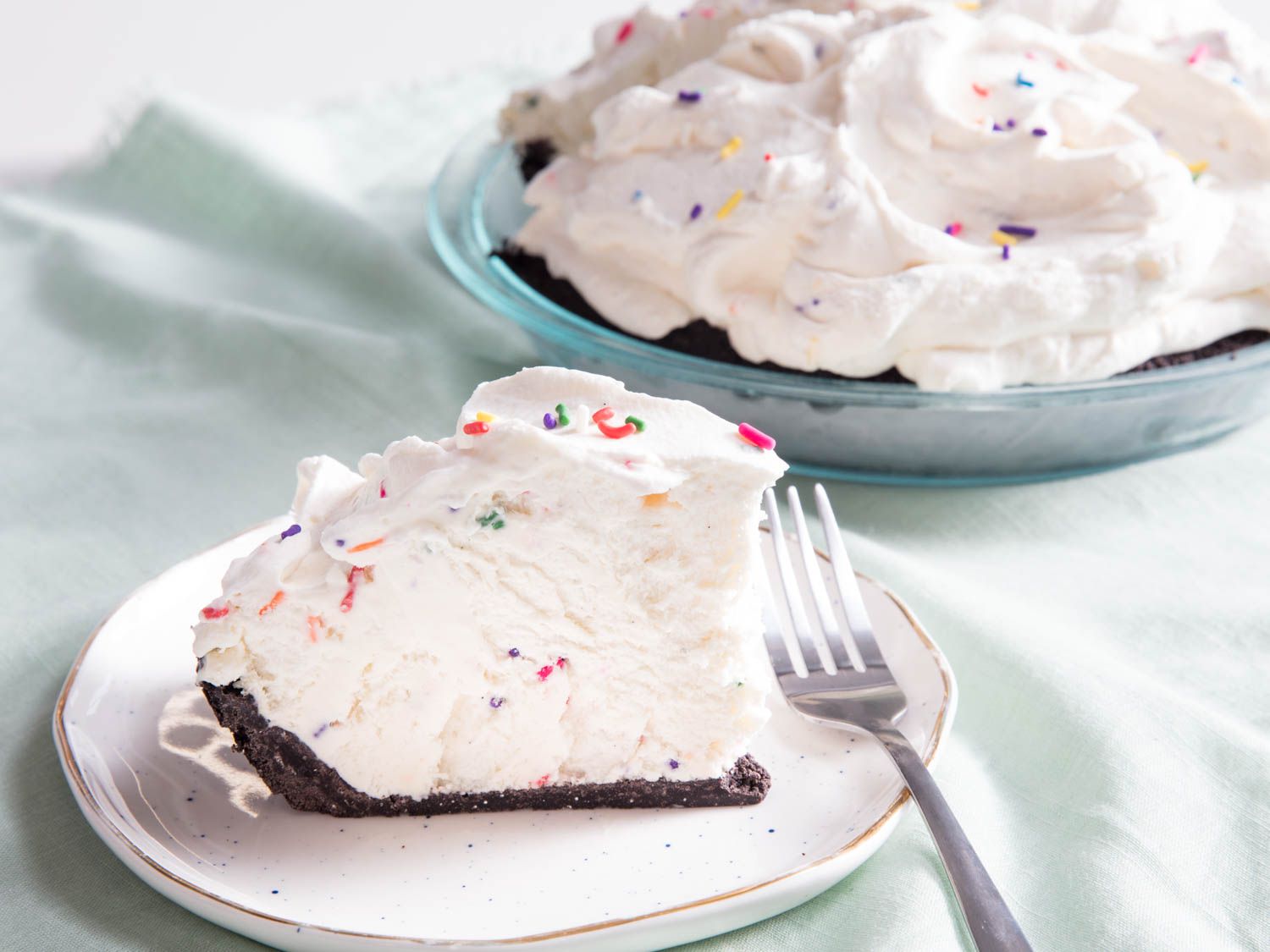 片no-churn香草冰淇淋派和巧克力饼干地壳在白色的板。