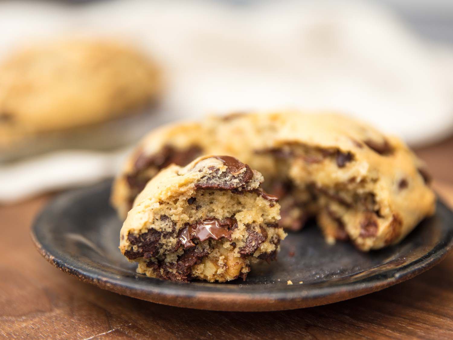 Levain bakery风格的超厚巧克力饼干，放在盘子里。gydF4y2Ba