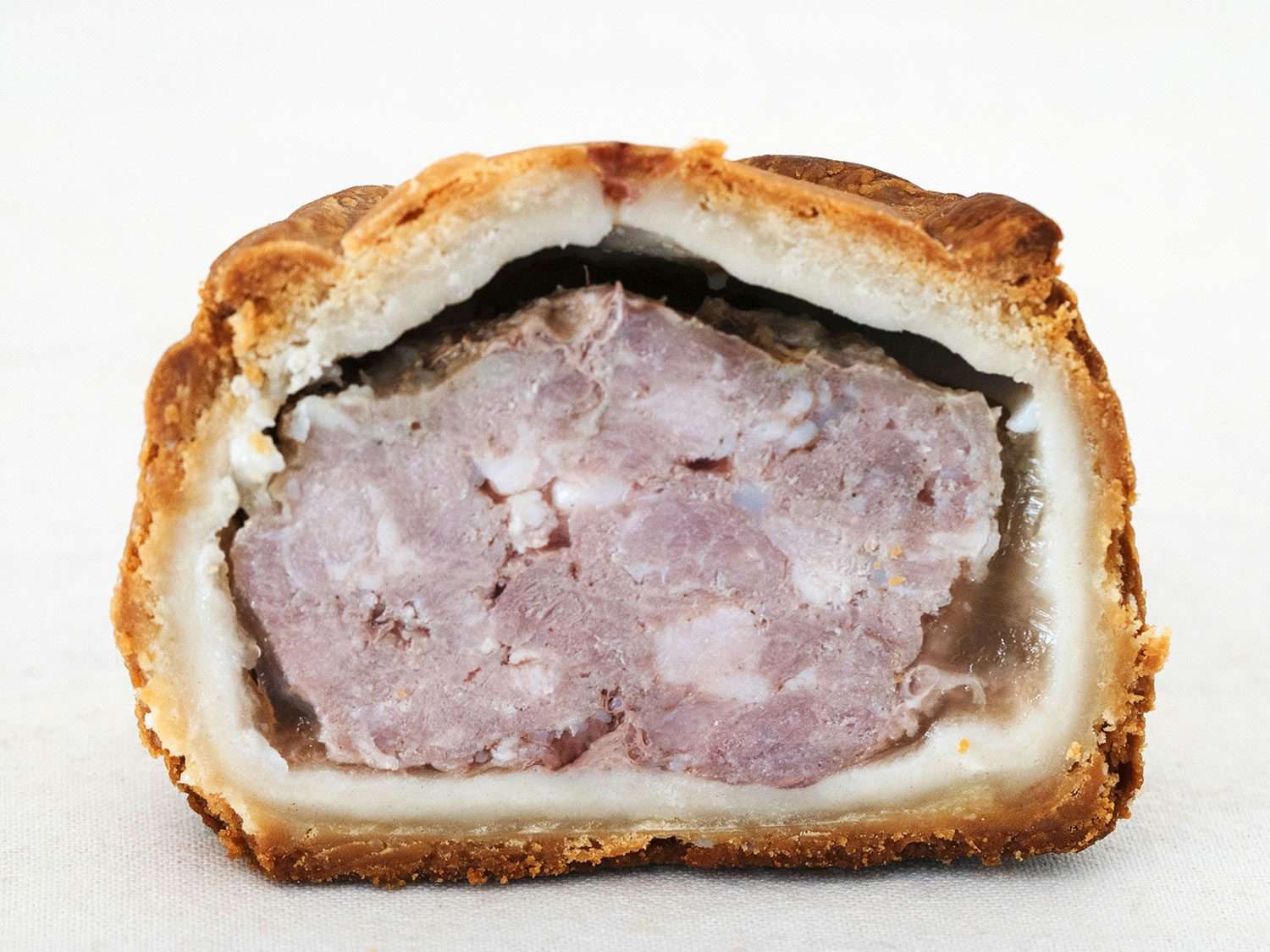 梅尔顿莫布雷猪肉派的内部，可以看到肉馅、果冻层和外面的酥皮
