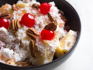 一碗美味的水果沙拉,椰子,菠萝,山核桃,mini-marshmallows和樱桃。