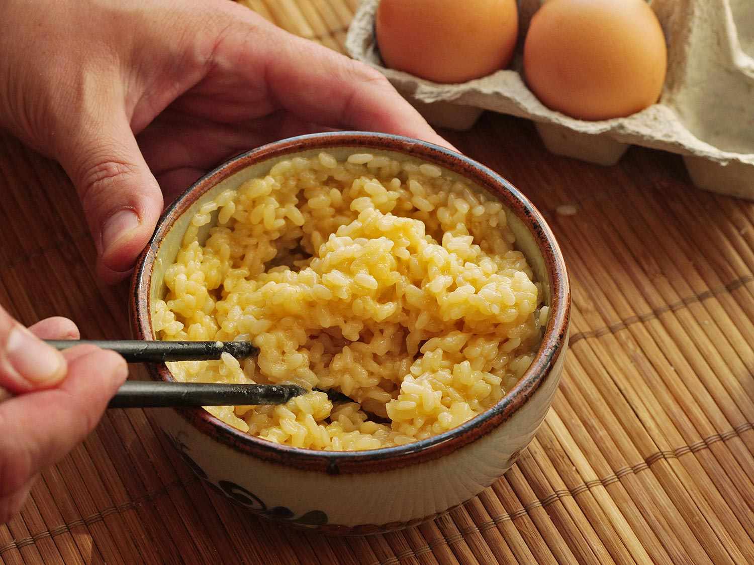 在热米饭中大力搅拌鸡蛋，制作日本玉ago kakake gohan