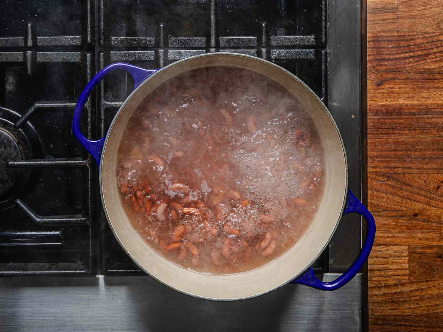俯视图，豆子在锅里沸腾