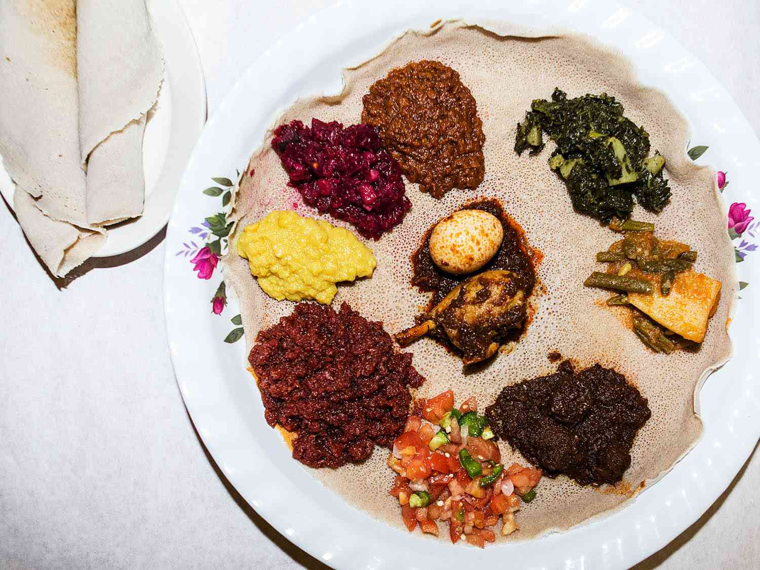 埃塞俄比亚因杰拉面包装蔬菜菜。