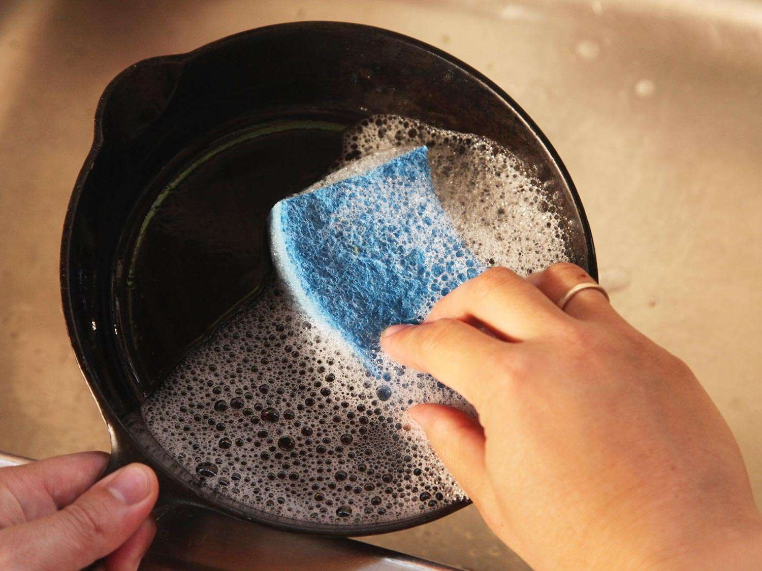 用海绵和肥皂水洗涤铸铁煎锅