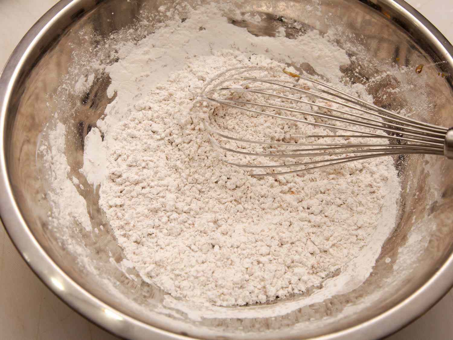 将面粉、玉米淀粉、泡打粉、盐和腌料放入金属碗中搅拌，制成左宗棠鸡肉面包。gydF4y2Ba