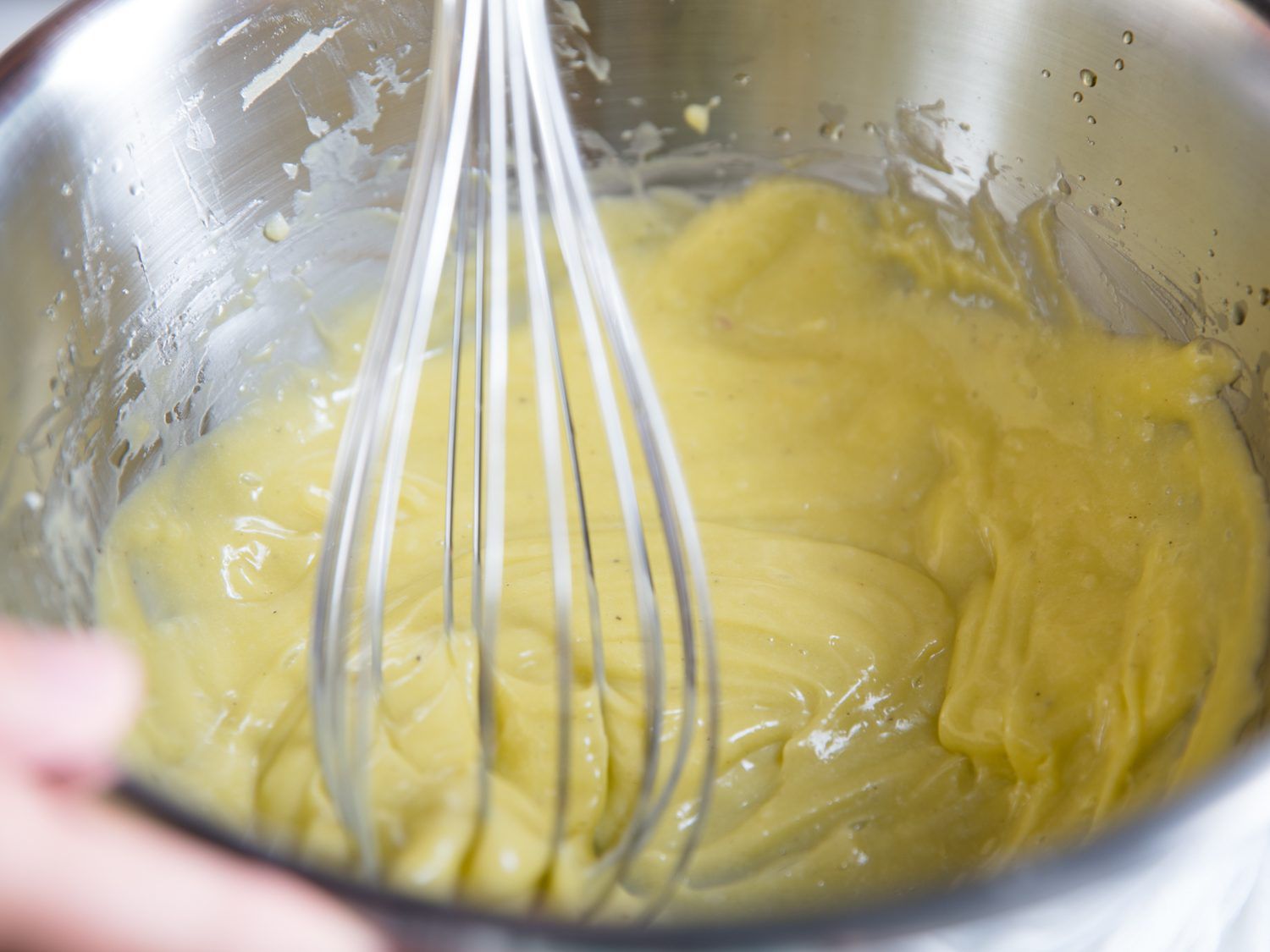 用手搅拌蛋黄酱可以使它更有光泽，不那么粘稠。