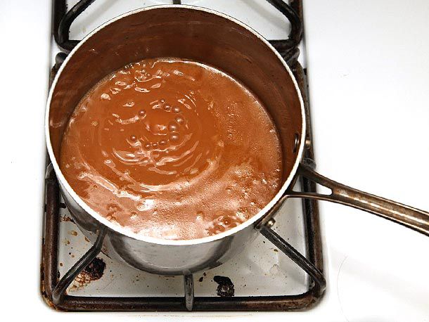 在平底锅中撇去棕色火鸡高汤。