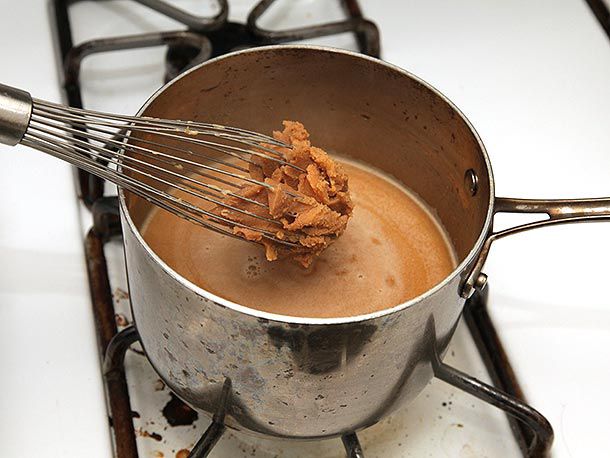 将味噌搅拌到火鸡高汤中。