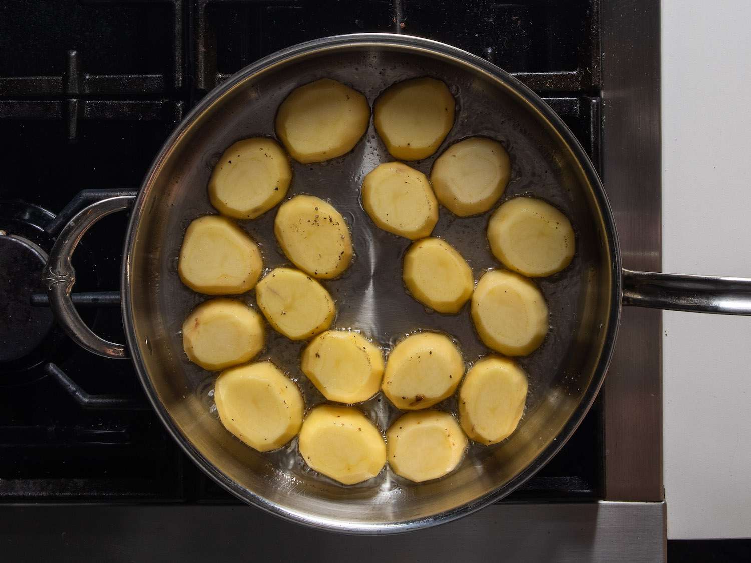 在大的sautÃ©平底锅中烤土豆