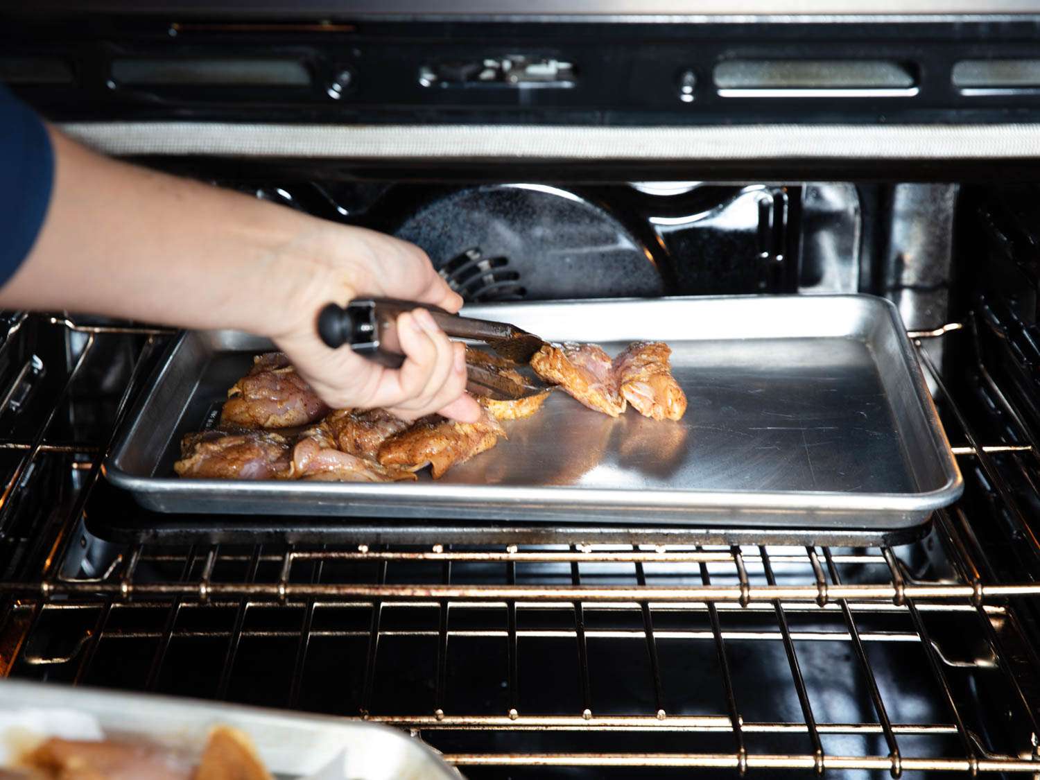 将腌好的鸡腿放在烤盘上，准备烤成墨西哥烤肉卷。