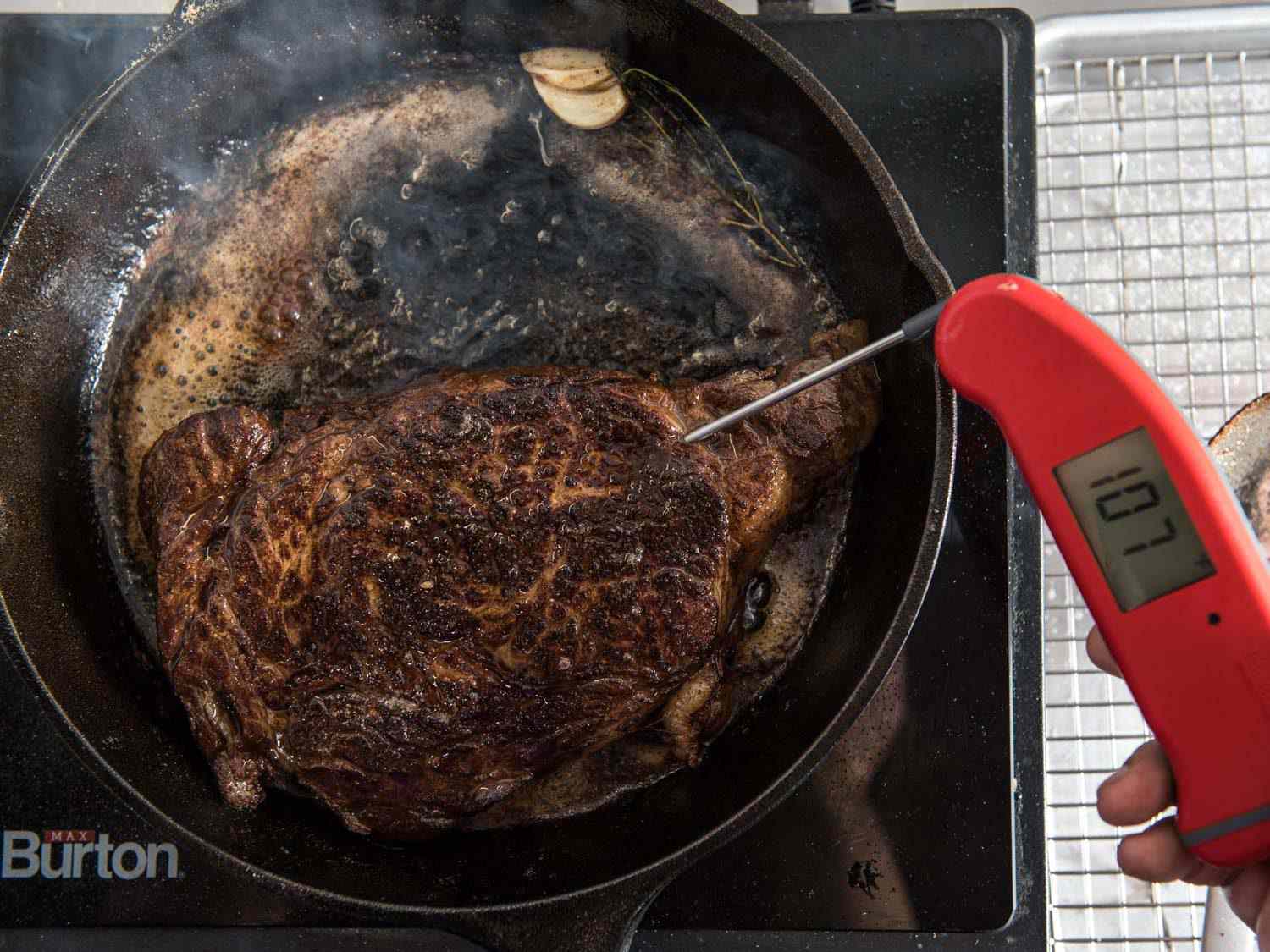 牛排烹饪的温度在铸铁平底锅