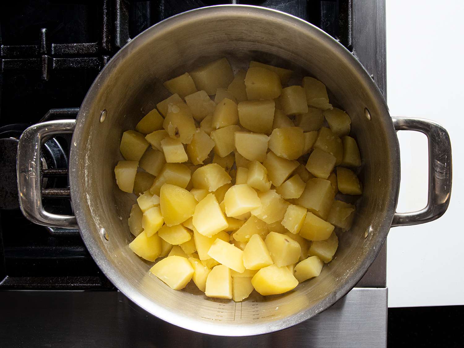 煮熟的土豆片沥干水分。