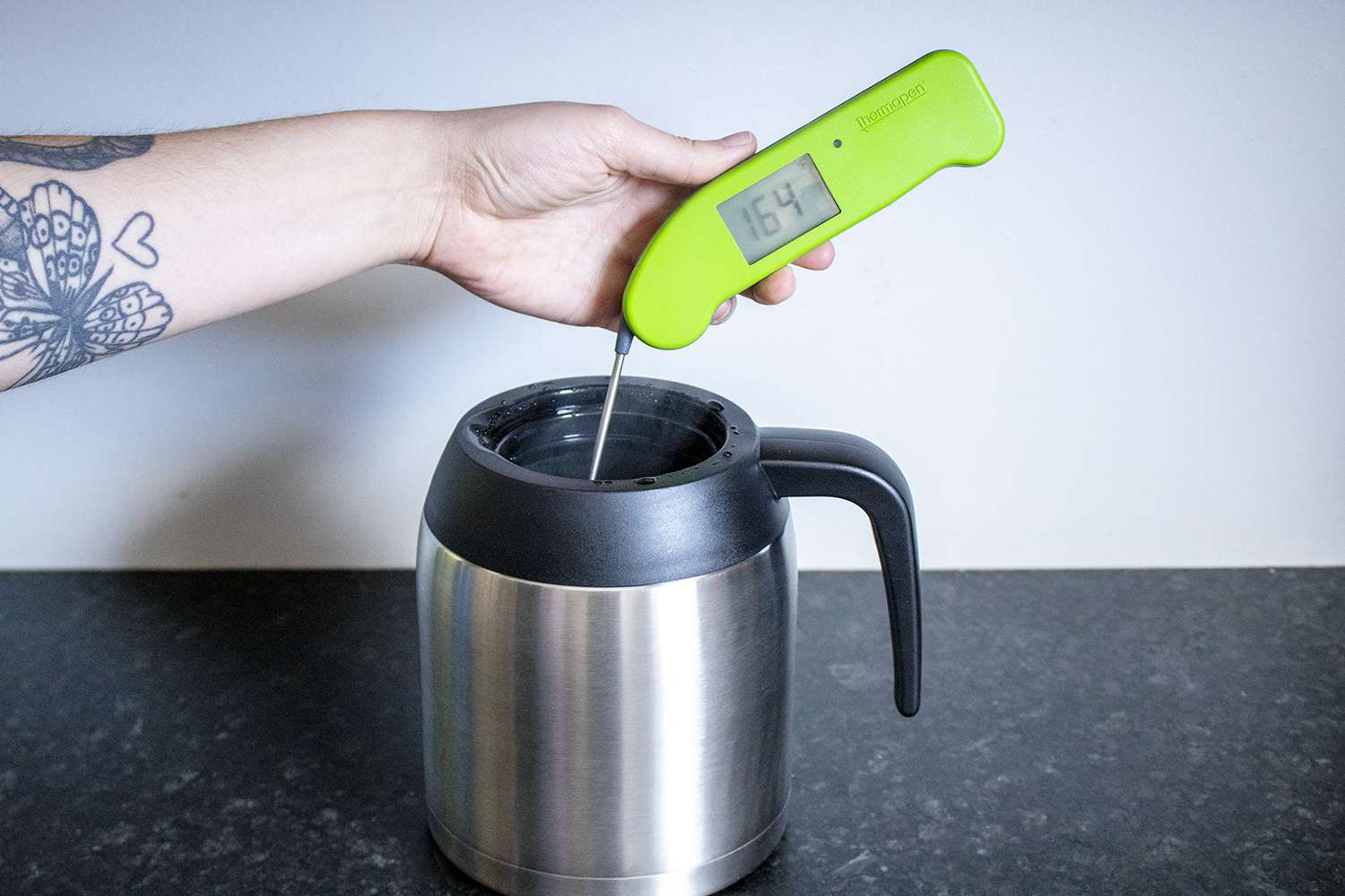 在热水壶中测量咖啡温度的热水壶