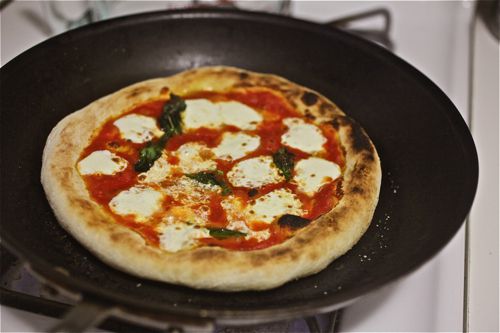 自制的那不勒斯式披萨放在平底锅上。