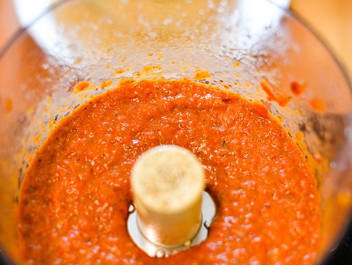 烤红辣椒，茄子和大蒜在食品加工机中研磨。