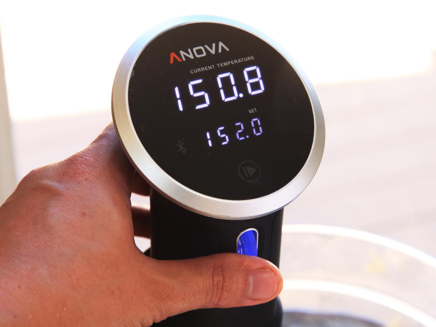 在Anova浸泡循环器上设置真空烹调排骨的温度