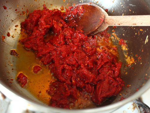 番茄酱:平底锅里浓稠的碎番茄酱gydF4y2Ba