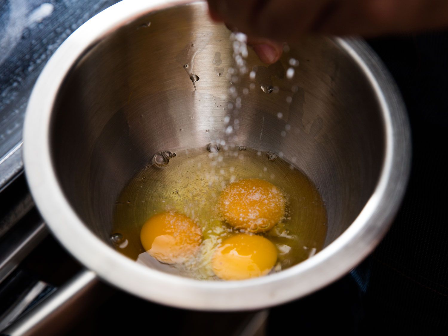 在搅拌前，把盐和生鸡蛋一起撒进碗里。gydF4y2Ba