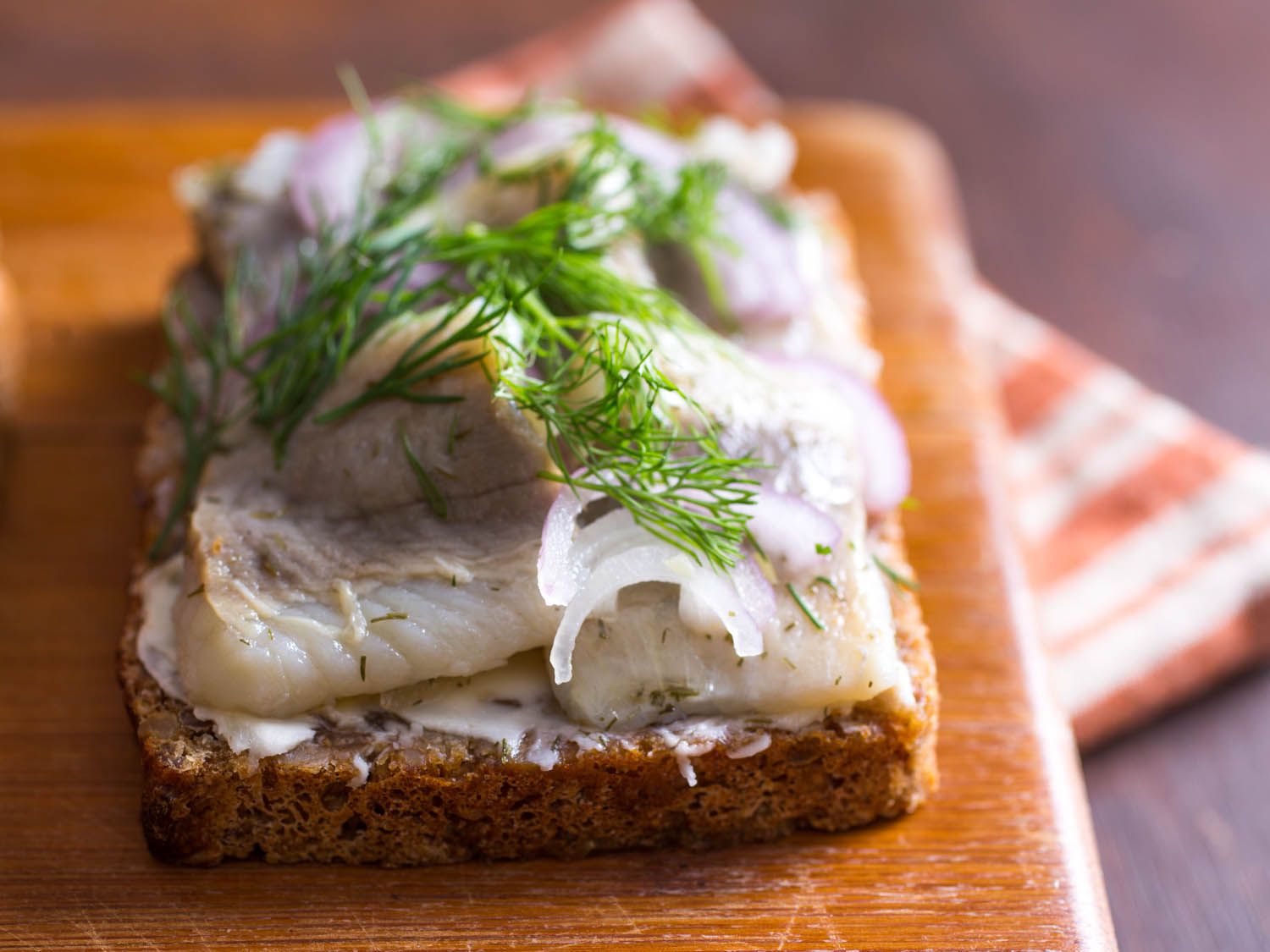 用鲱鱼、红葱头和莳萝做成的鲱鱼ørrebrød。