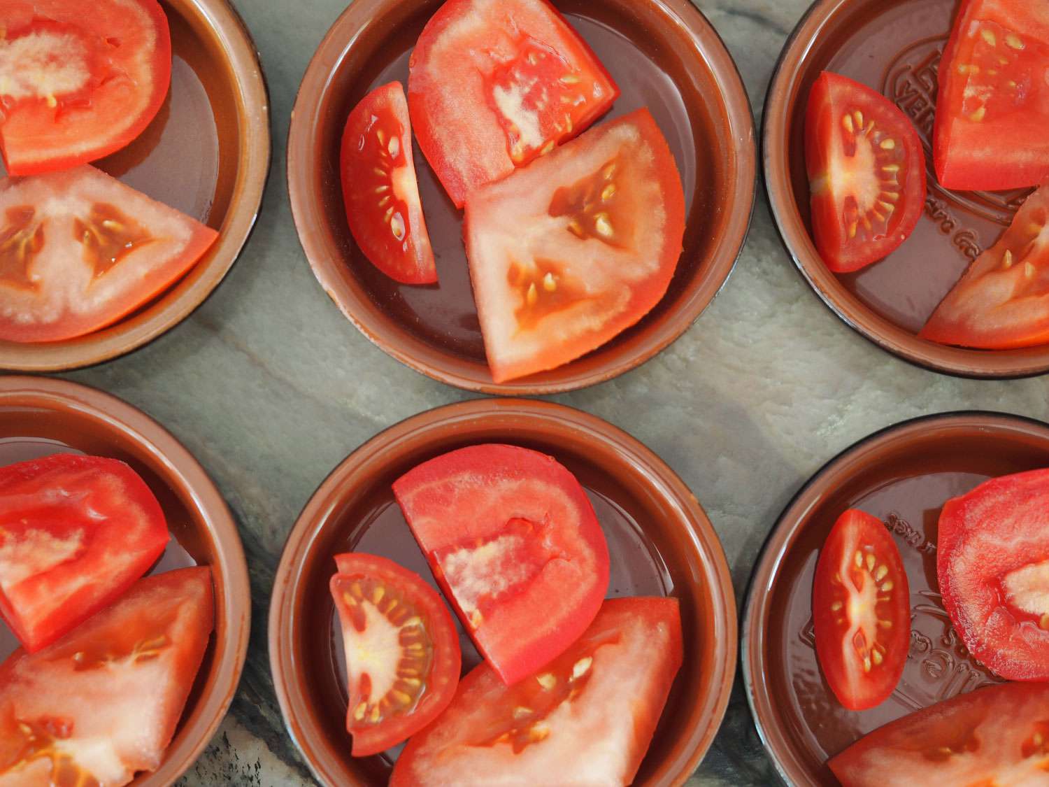将番茄片分装在不同的碗里品尝