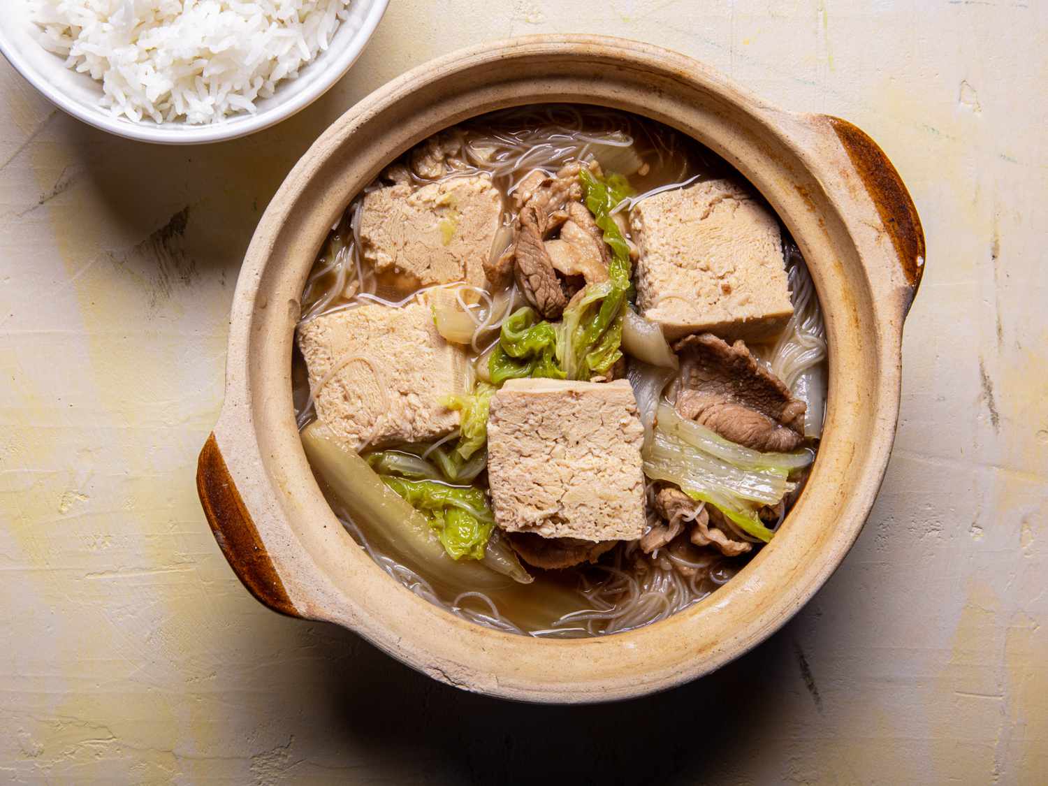 俯视图冷冻炖豆腐汤与猪肉和白菜在一个服务碗
