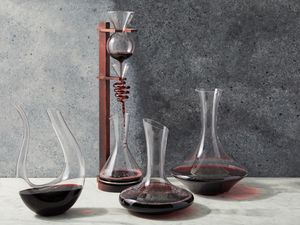 四种不同风格的葡萄酒酒具在灰色背景下