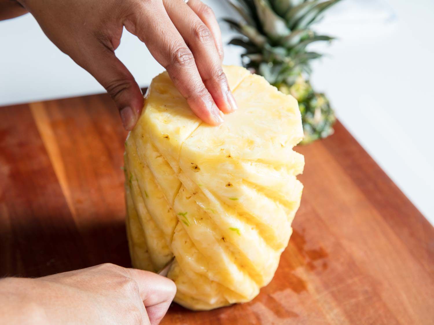 把菠萝切成两半的刀。