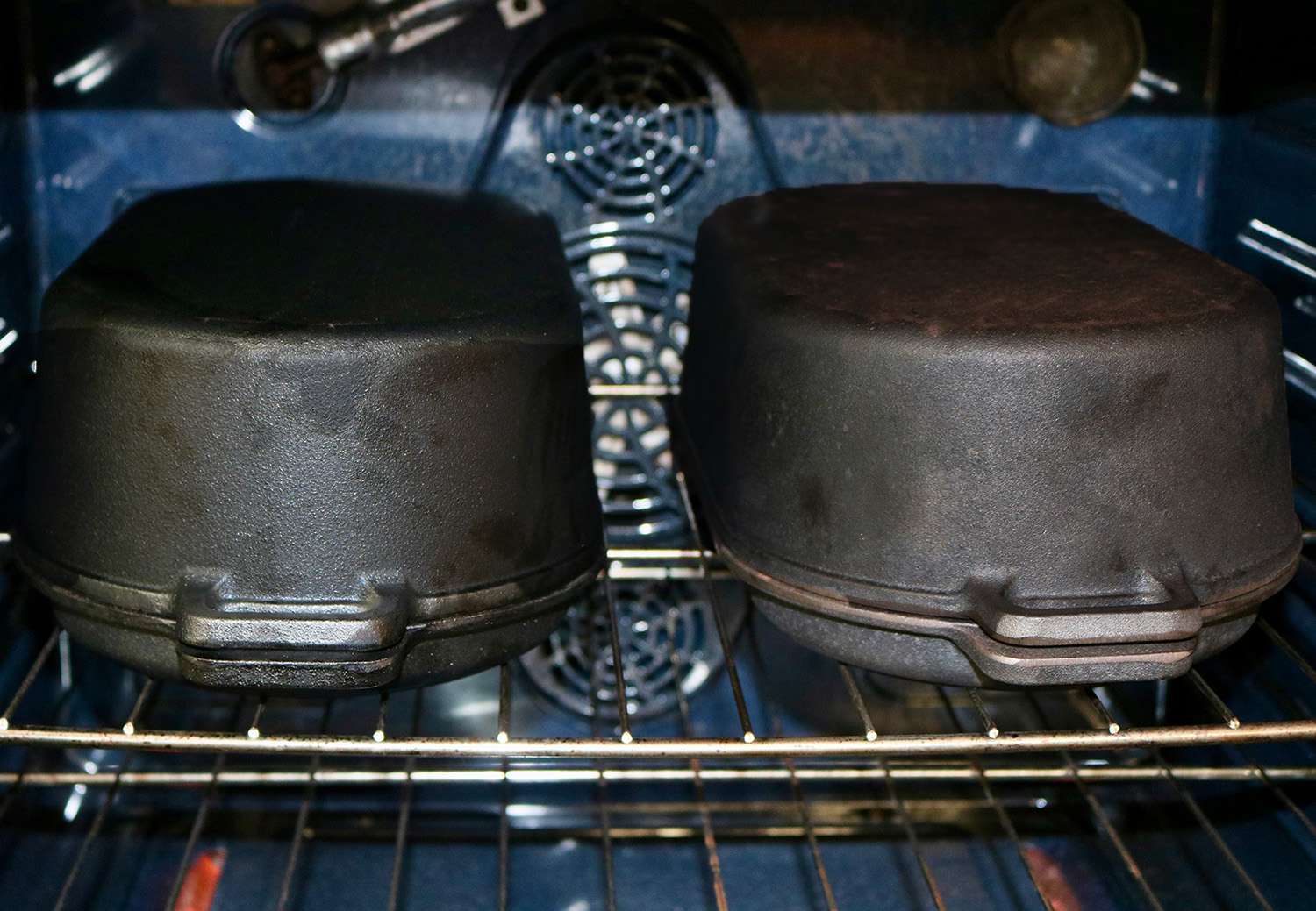两个铸铁烤锅并排坐在烤箱